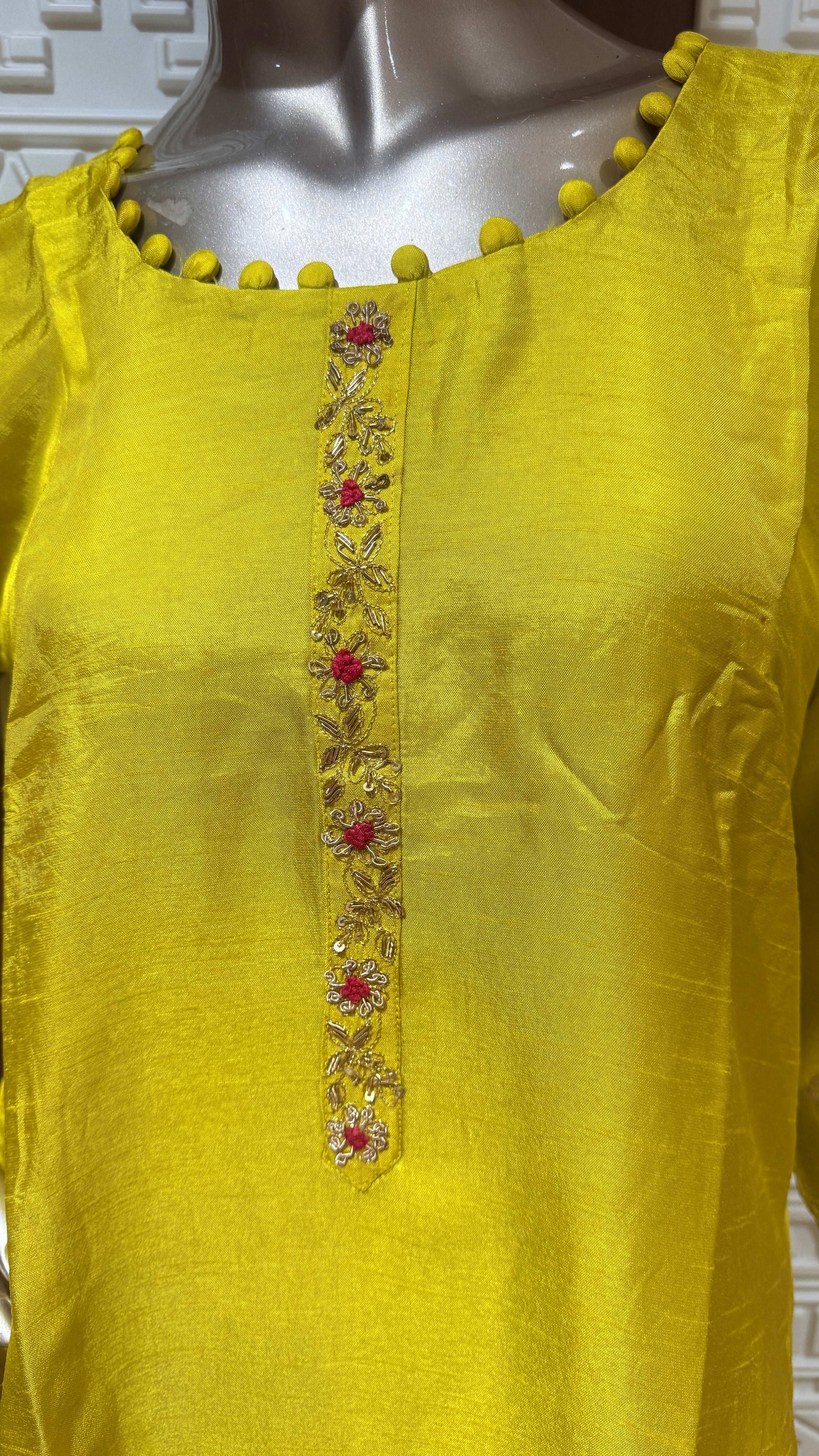 Yellow and Off-White Floral Embroidered Mul Chanderi Suit Set β Sheetal Collection